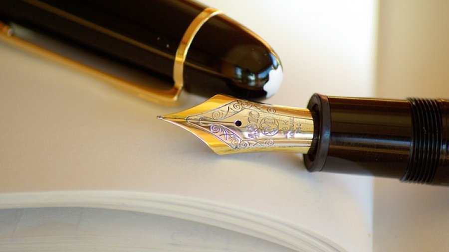 Weihnachtsbriefpapier mit Füllfederhalter